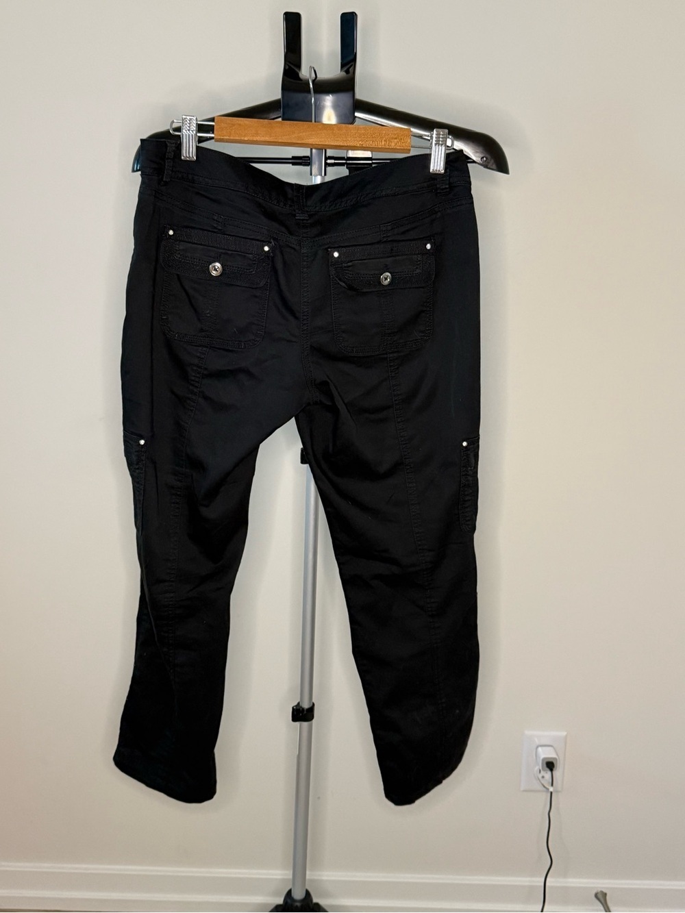 White House Black Market Black Cargo Pants – Size 4 - Picture 7 of 8